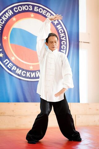 Мастер учения цигун Лю Шао Бинь